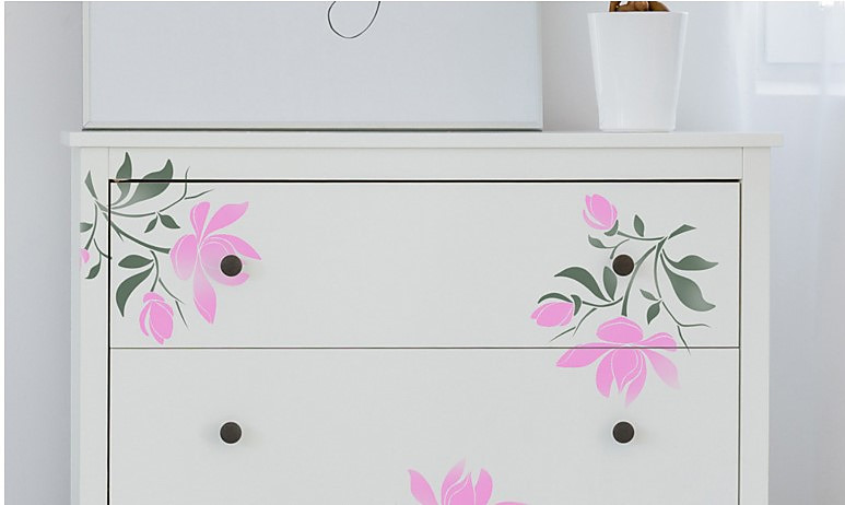 maľovanie na nábytok so šablónami s kvetmi