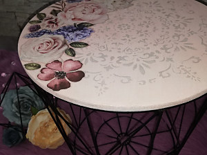 renovácia stolík - farba kriedová púdrovo ružová, šablóna mandala + vosk, foto MarienaArt