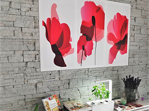 obraz s kvetmi v jedálni na stene