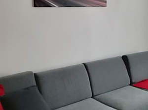 abstraktný obraz na stene v obývačke