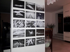 Stena v interiéri s fotografiami vsadenými do klip rámov