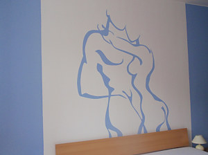 dekorovanie steny v spálni pomocou šablóny na maľovanie