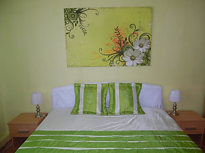 obraz s kvetmi na stene v spálni