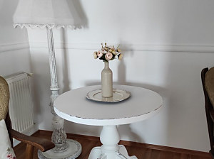 redizajn drevený stôl a lampa, použitá kriedová farba vintage biela