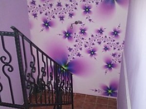 Kreatívny nápad na dekorovanie steny na schodisku. 
