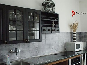 tapeta imitácia betón nalepená na starých obkladačkách v kuchyni