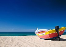 Farebná loďka na pláži - fototapeta FM0497