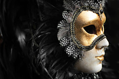 Moderné tapety Žena v maske 435 - latexová