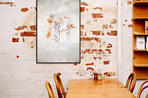 Vyzdobte si interiér fotkami, diplomami alebo rôznymi certifikátmi – jednoducho ich zaveste na stenu