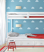 interiér detskej izby - steny s obláčikmi