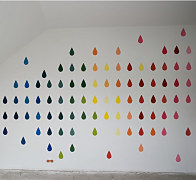 real interiér - stena namaľovaná pomocou plastovej šablóny kvapky