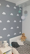 steny v detskej izbe s namaľovanými obláčikmi