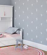 stena v dievčenskej izbe namaľovaná šablónou