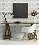 trojuholníkový dekor na stene v pracovni